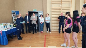 Na sali są zebrani uczestnicy, a także zaproszeni goście, samorządowcy, nauczyciele, policjanci. Następuje wręczenie nagród.