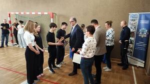 Na sali są zebrani uczestnicy, a także zaproszeni goście, samorządowcy, nauczyciele, policjanci. Następuje wręczenie nagród.