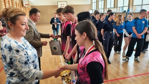 Na sali są zebrani uczestnicy, a także zaproszeni goście, samorządowcy, nauczyciele, policjanci. Następuje wręczenie nagród.
