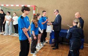 Na sali są zebrani uczestnicy, a także zaproszeni goście, samorządowcy, nauczyciele, policjanci. Następuje wręczenie nagród.