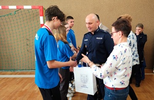 Na sali są zebrani uczestnicy, a także zaproszeni goście, samorządowcy, nauczyciele, policjanci. Następuje wręczenie nagród.