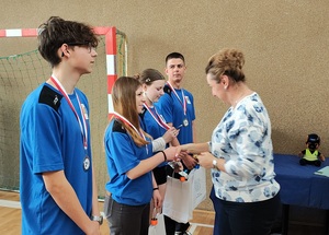 Na sali są zebrani uczestnicy, a także zaproszeni goście, samorządowcy, nauczyciele, policjanci. Następuje wręczenie nagród.