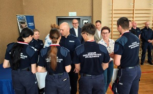 Na sali są zebrani uczestnicy, a także zaproszeni goście, samorządowcy, nauczyciele, policjanci. Następuje wręczenie nagród.