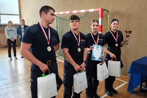 Na sali są zebrani uczestnicy, a także zaproszeni goście, samorządowcy, nauczyciele, policjanci. Następuje wręczenie nagród.