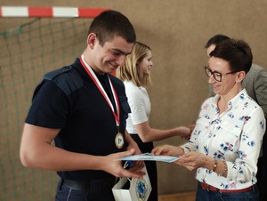 Na sali są zebrani uczestnicy, a także zaproszeni goście, samorządowcy, nauczyciele, policjanci. Następuje wręczenie nagród.