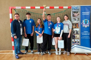 Drużyna z opiekunami.