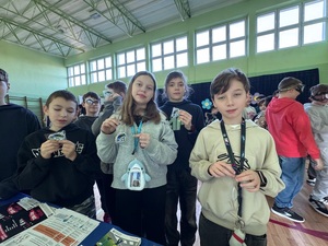 Zdjęcie grupowe młodzieży z odblaskami.