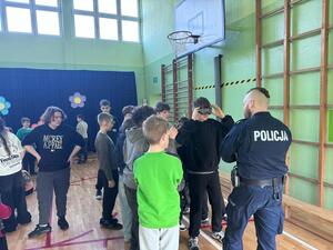 Młodzież na sali sportowej.