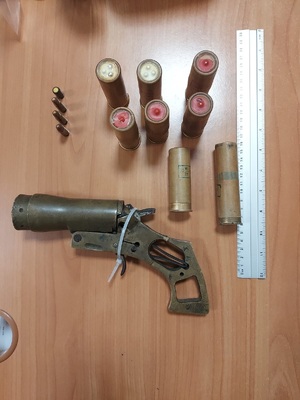 Zabezpieczona broń sygnałowa wraz różnego rodzaju amunicją.