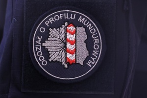 Emblemat naszywka z napisem oddział o profilu mundurowym.