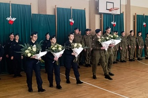 Kadeci idą z kwiatami do zaproszonych gości.