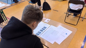 Uczeń siedzi nad testem, rozwiązuje go.