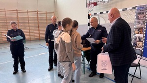 Laureaci otrzymują puchary, dyplomy oraz nagrody.