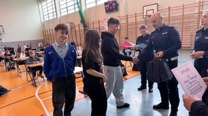 Laureaci otrzymują puchary, dyplomy oraz nagrody.