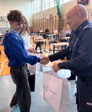 Laureaci otrzymują puchary, dyplomy oraz nagrody.