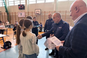 Laureaci otrzymują puchary, dyplomy oraz nagrody.