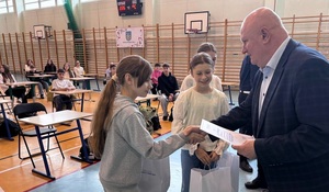 Laureaci otrzymują puchary, dyplomy oraz nagrody.