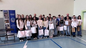 Grupowe zdjęcie laureatów konkursu.