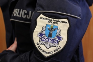 Emblemat na rękawie munduru z napisem Komenda Powiatowa Policji w Zduńskiej Woli.