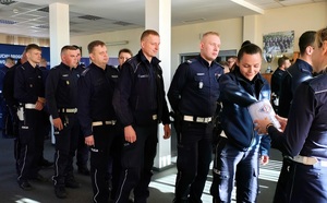 Policjanci stoją w kolejce do losowania swoich miejsc.