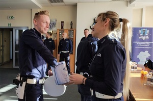 Policjant losuje swój numerek.