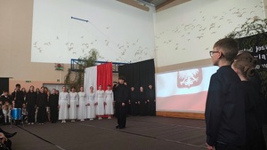 Sala gimnastyczna w której trwa przedstawienie przygotowane przez uczniów.