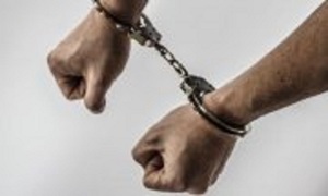 Kajdanki na rękach.
