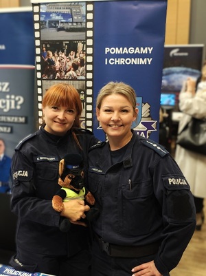 Dwie policjantki pozują razem do zdjęcia.