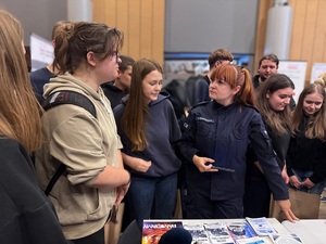 Policjantka rozmawia z młodzieżą.