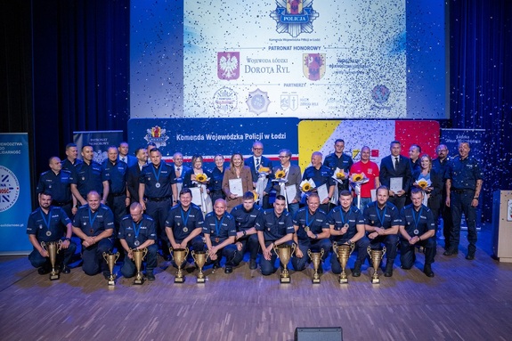 Wszyscy laureaci obu konkursów na scenie zduńskowolskiego Ratusza wraz z zaproszonymi gośćmi.