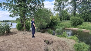 Kontrola dzikich kąpielisk nad rzeką na terenie gminy Zapolice przeprowadzona przez policjantów, strażaków i funkcjonariuszy Straży Rybackiej.