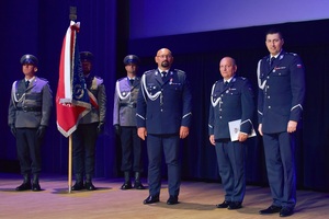 Na scenie, do zdjęcia pozują policjanci.
