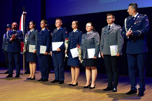 Policjanci otrzymali akty mianowania. Pozują do zdjęcia.