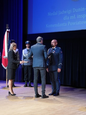 Komendant otrzymuje medal.