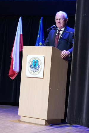 Za mównicą stoi mężczyzna, mówi do zebranych.