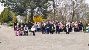 Zdjęcie publiczności obecnej na uroczystości.