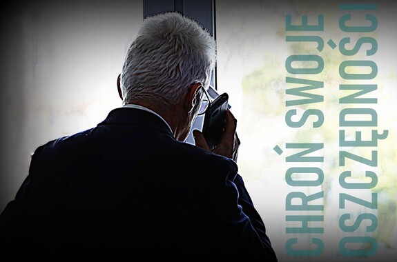 Tyłem do zdjęcia stoi mężczyzna, rozmawia przez telefon. Po prawo napis: Chroń swoje oszczędności.