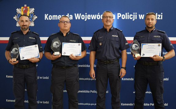 Do zdjęcia pozują laureaci konkursu, trzymają w rękach dyplomy.