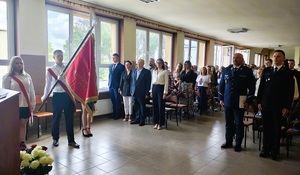 Sala w szkole. Wszyscy w sali stoją na baczność.