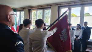Uczniowie składają ślubowanie na poczet szkoły.