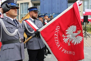 Poczet sztandarowy Policji. Policjanci salutują.