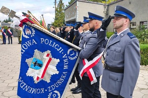 Poczet sztandarowy policjantów salutuje.