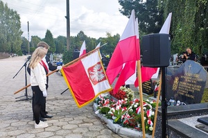 Poczet sztandarowy jednej ze szkół oddaje cześć przed pomnikiem.