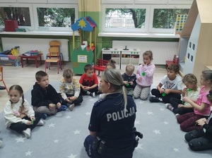 Pogadanka policjantki z przedszkolakami na temat bezpieczeństwa.