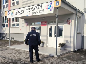 Policjant wchodzi do szkoły.