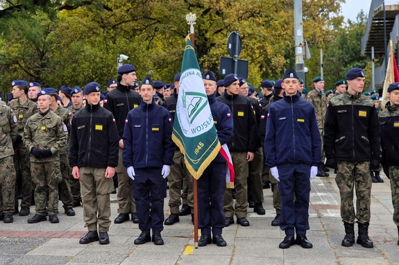 Poczet sztandarowy uczniów z Wojsławic.